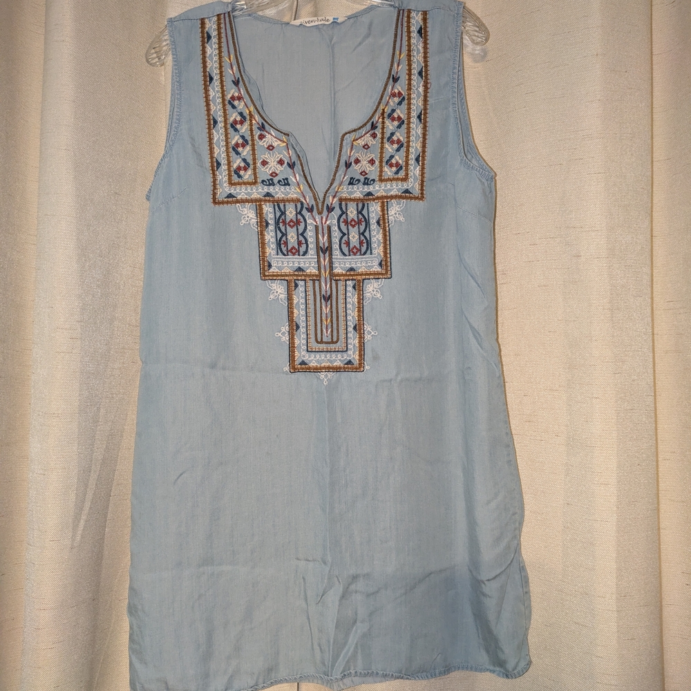 Chic Embroidered Sleeveless Top in Light Blue